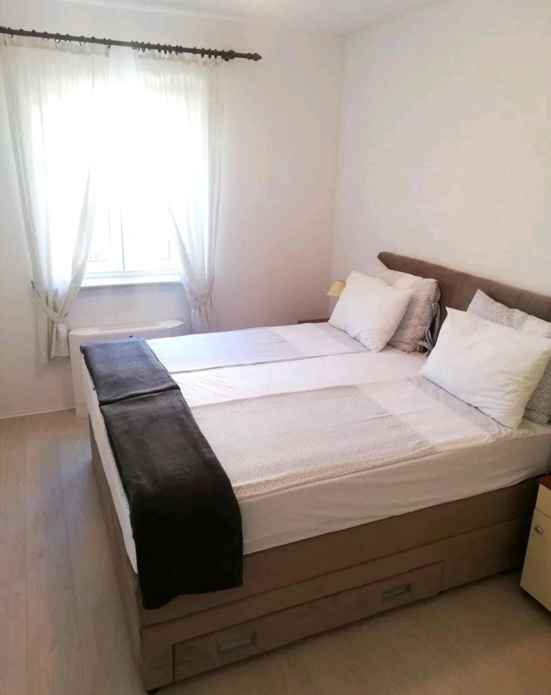 Regina Apartment *
